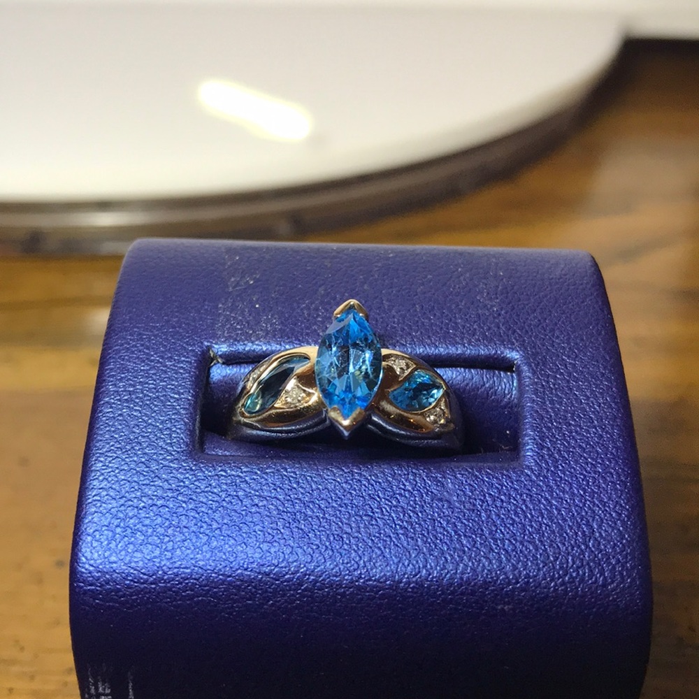 Beautiful 10k blue topaz and diamond ring